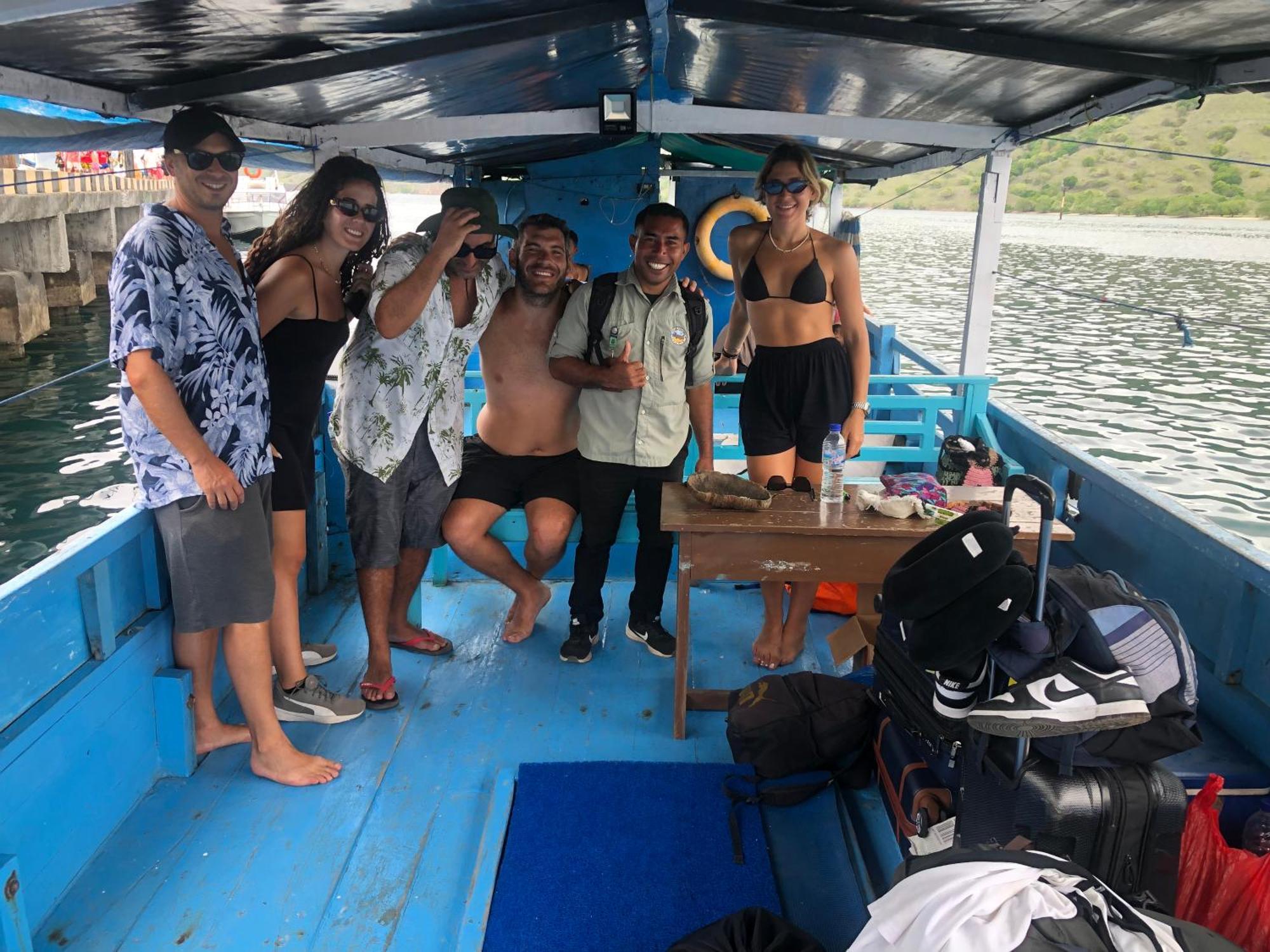 Dua Putri Komodo Homestay Exterior photo