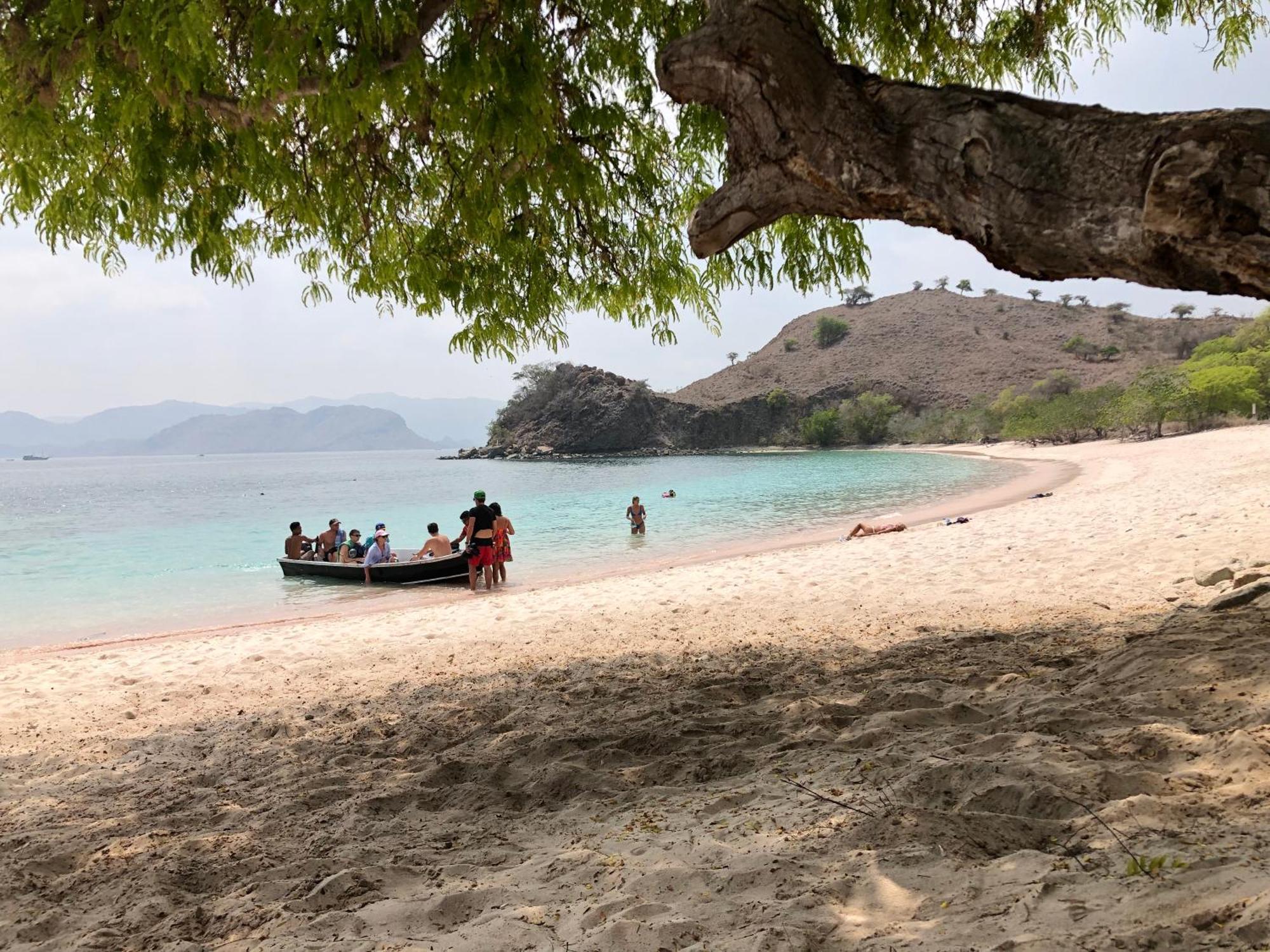 Dua Putri Komodo Homestay Exterior photo