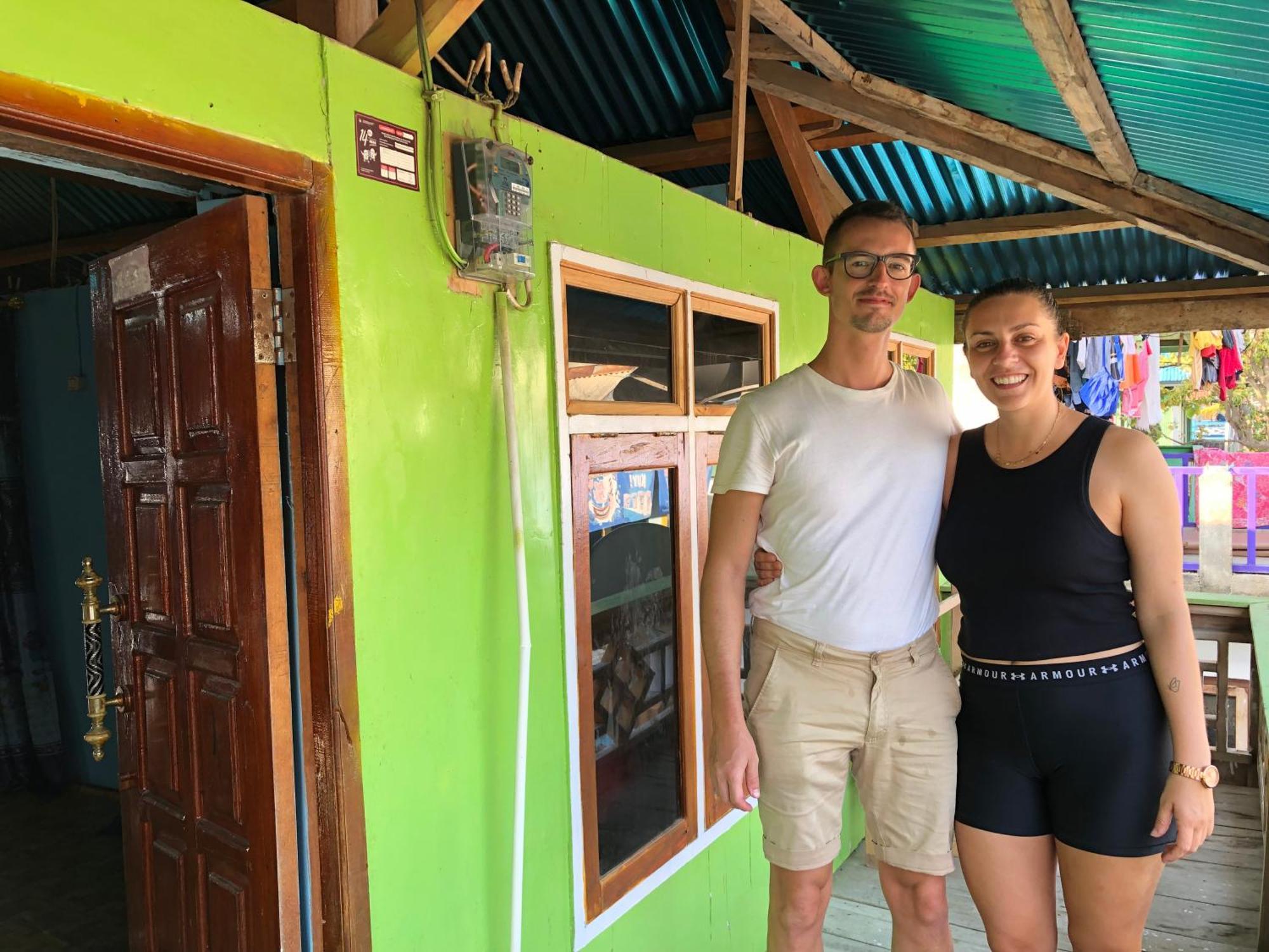 Dua Putri Komodo Homestay Exterior photo