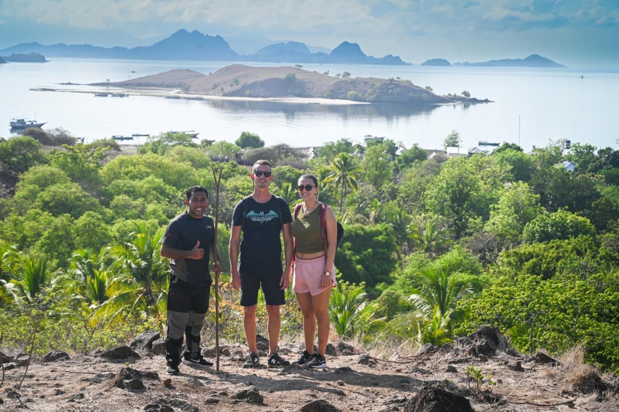 Dua Putri Komodo Homestay Exterior photo