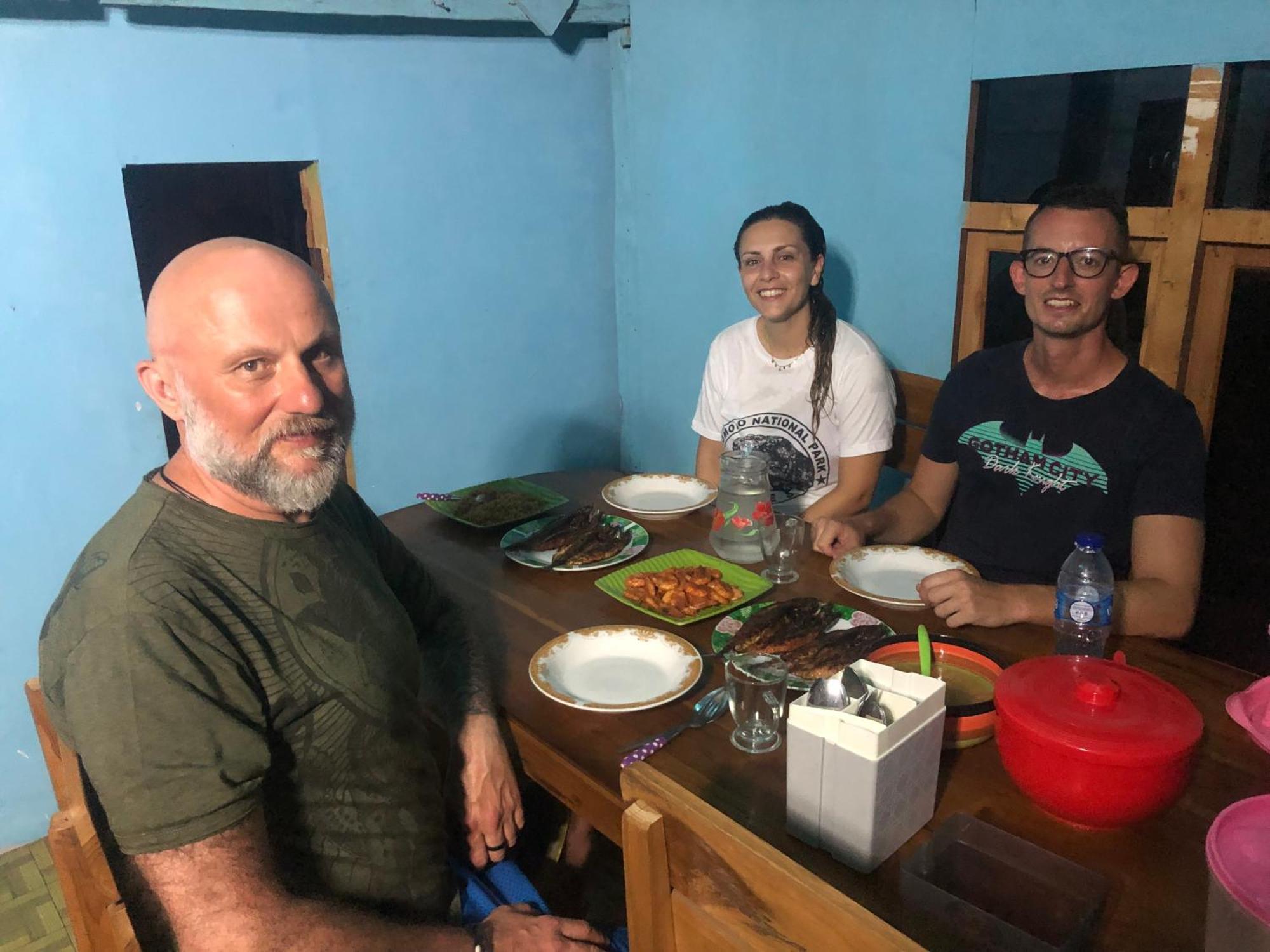 Dua Putri Komodo Homestay Exterior photo