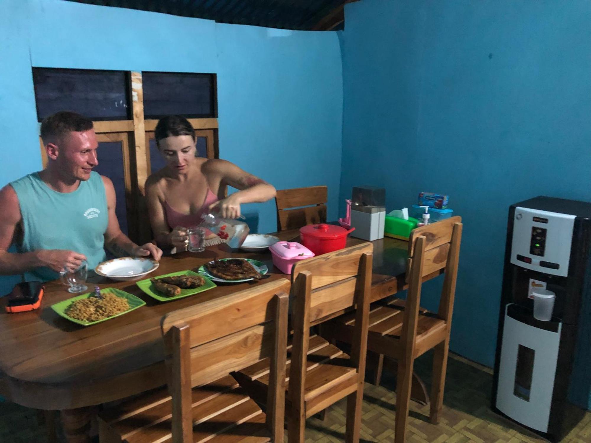 Dua Putri Komodo Homestay Exterior photo