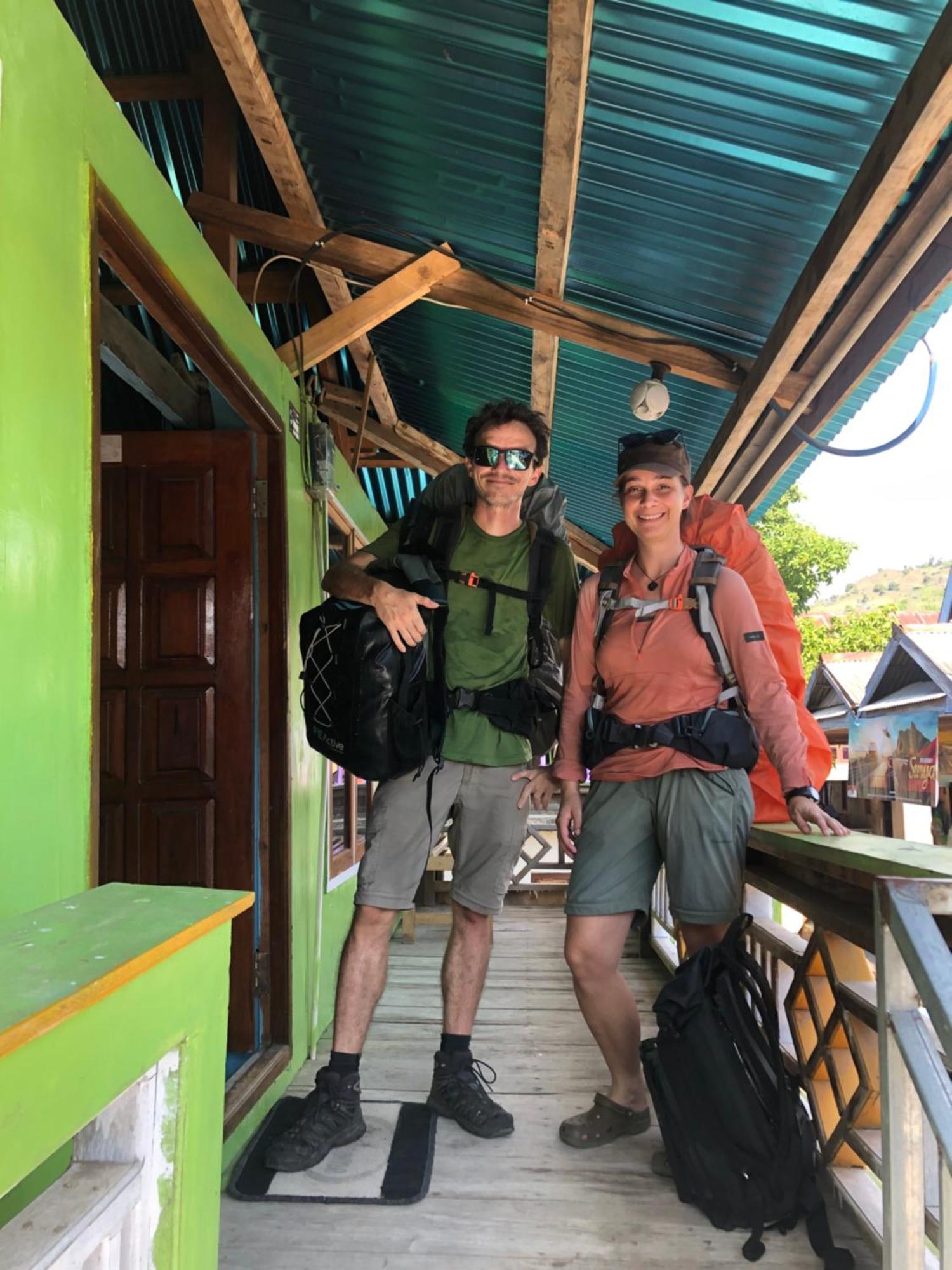 Dua Putri Komodo Homestay Exterior photo