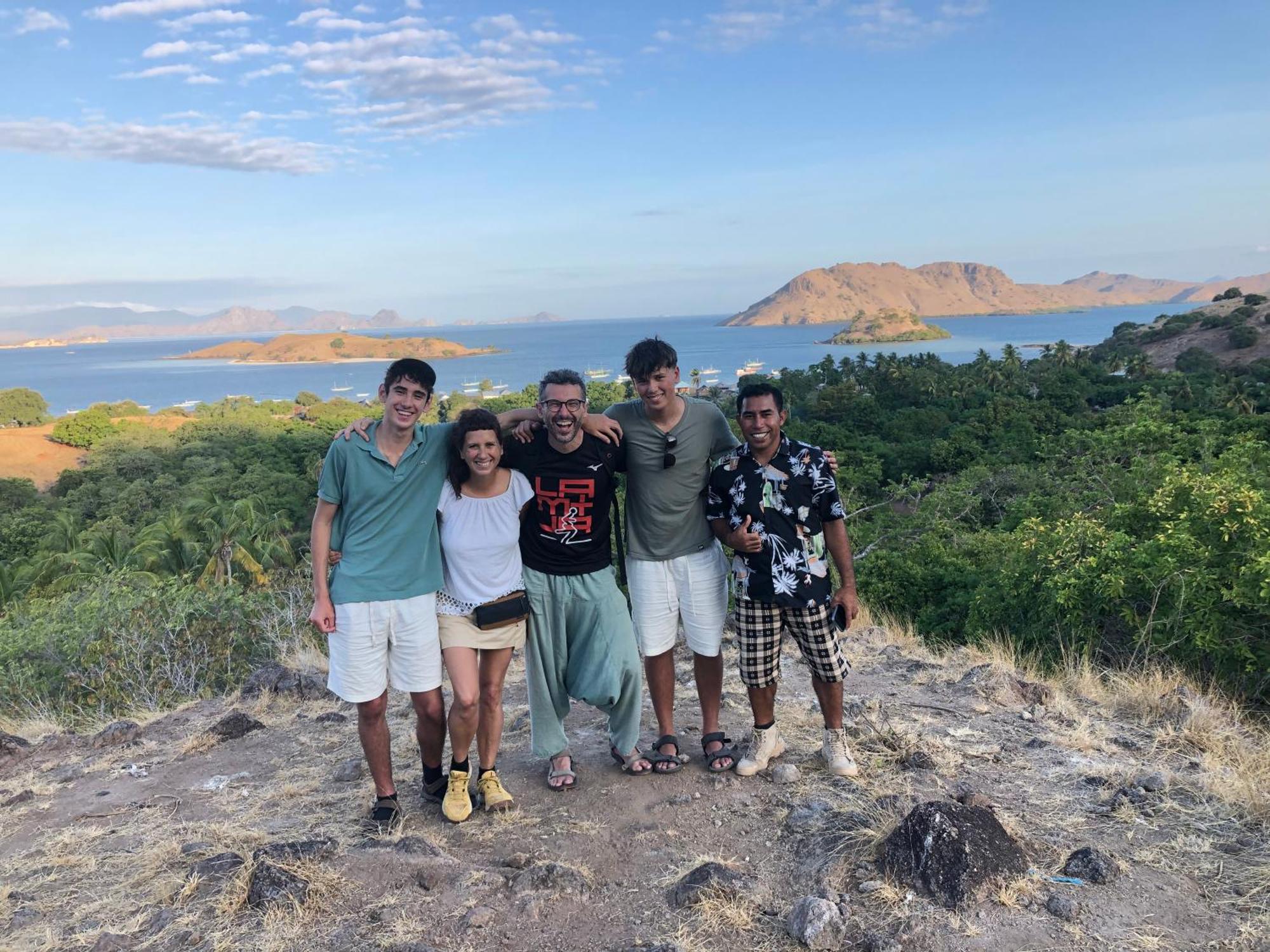 Dua Putri Komodo Homestay Exterior photo