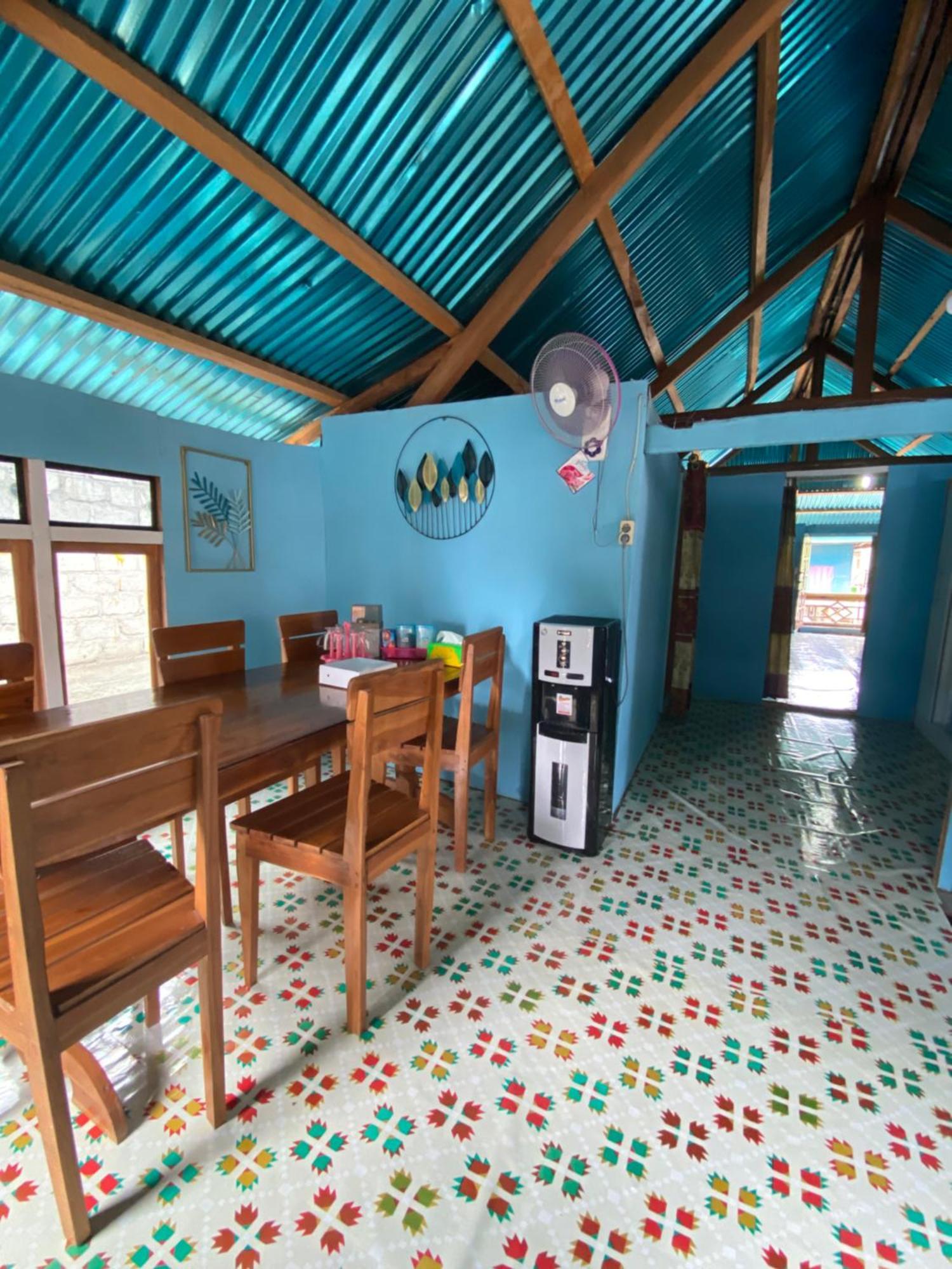 Dua Putri Komodo Homestay Exterior photo