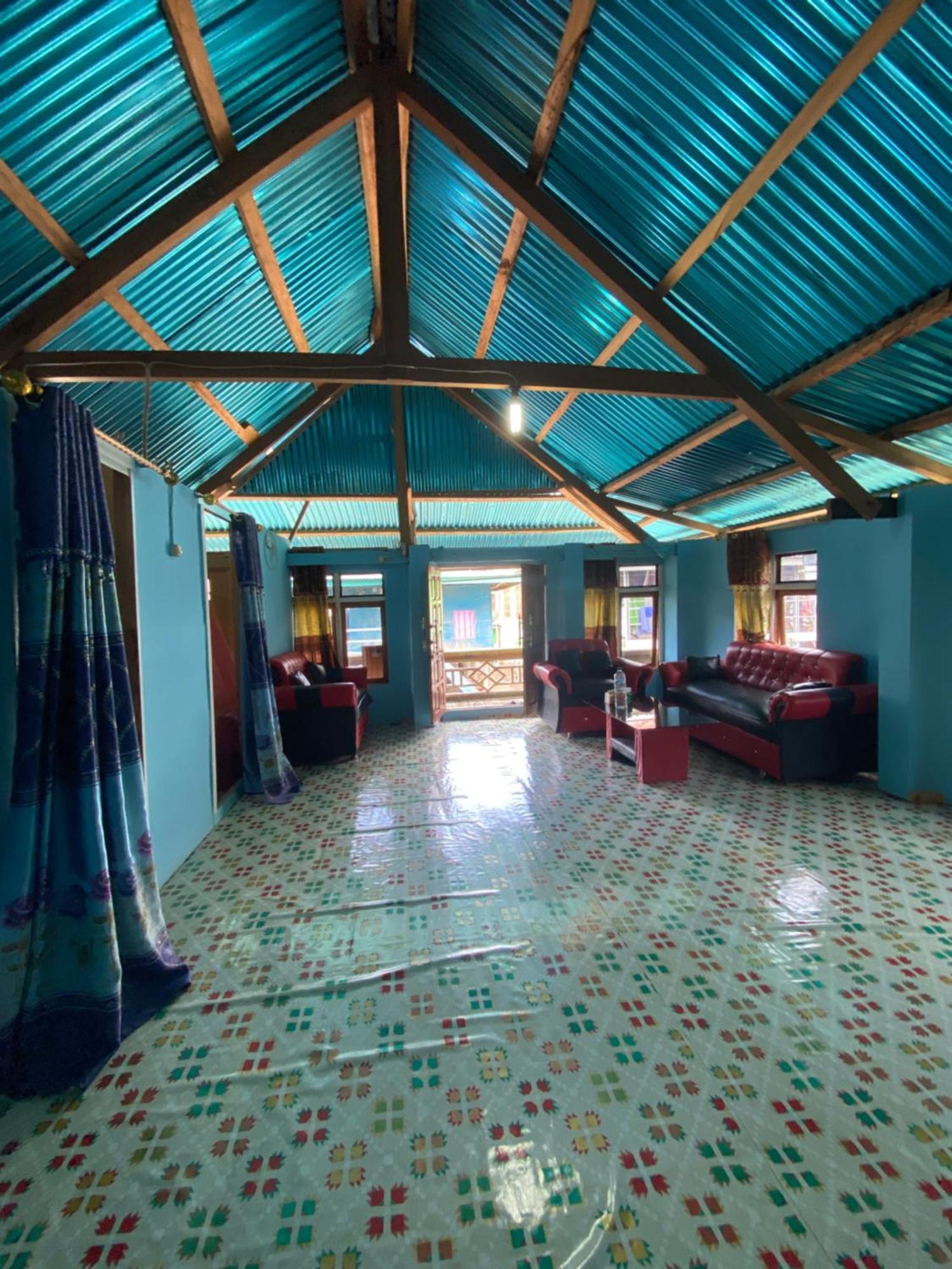 Dua Putri Komodo Homestay Exterior photo